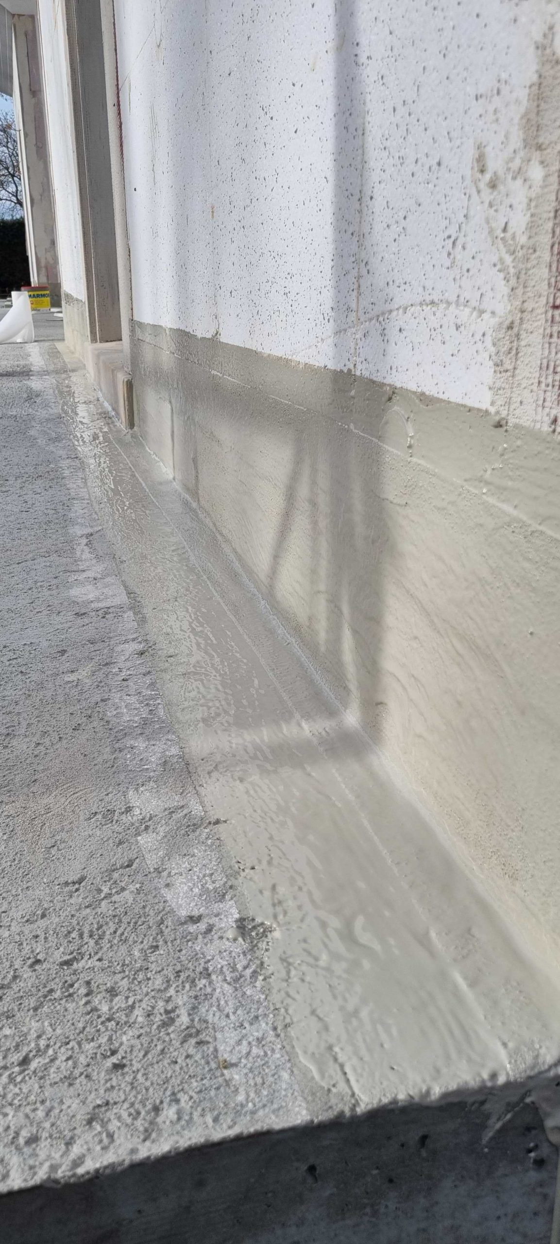 Résine polyuréthane en pied de façade Etanchéité de pied de façade en résine bi-composante