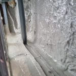 Application de résine bi-composante sur un mur humide