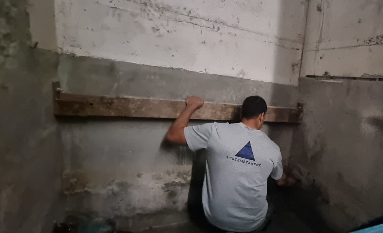 intervention sur une fuite en cage d'ascensseur Recherche de fuite et analyse en cage d'ascenseur