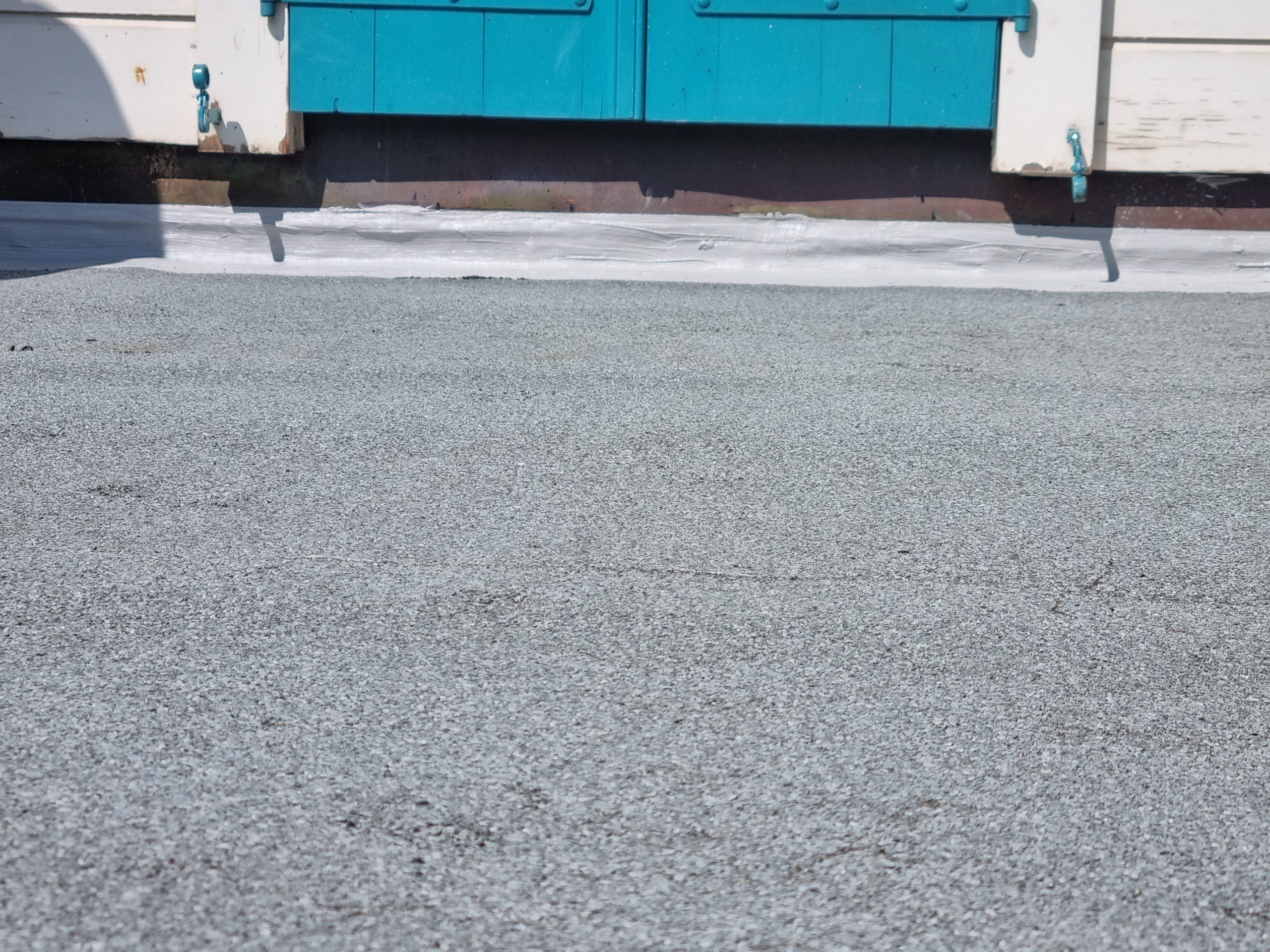 Bitume sur toit plat et seuil de fenêtre en résine Vandoeuvres